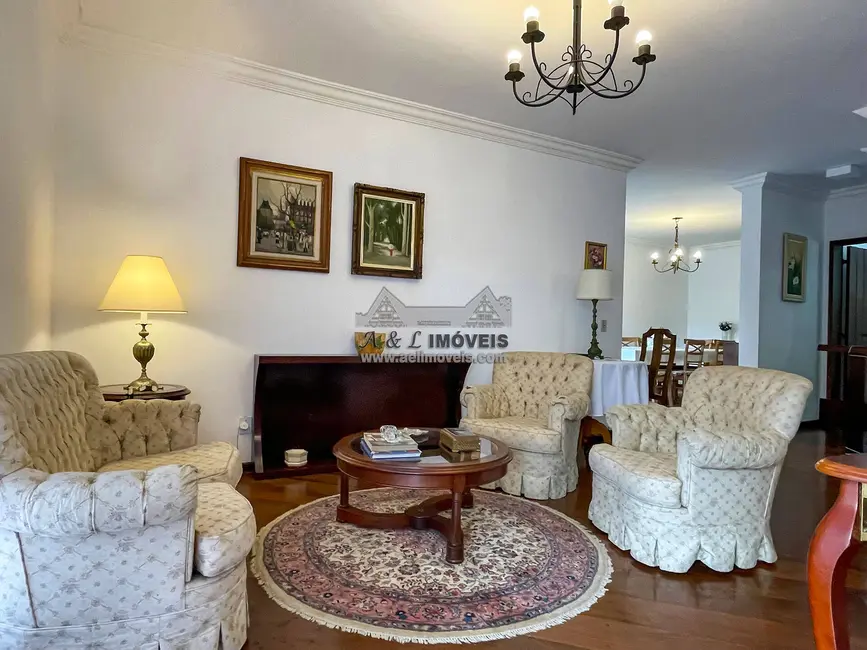 Foto 9 de Casa com 4 quartos à venda, 315m2 em Campos Do Jordao - SP