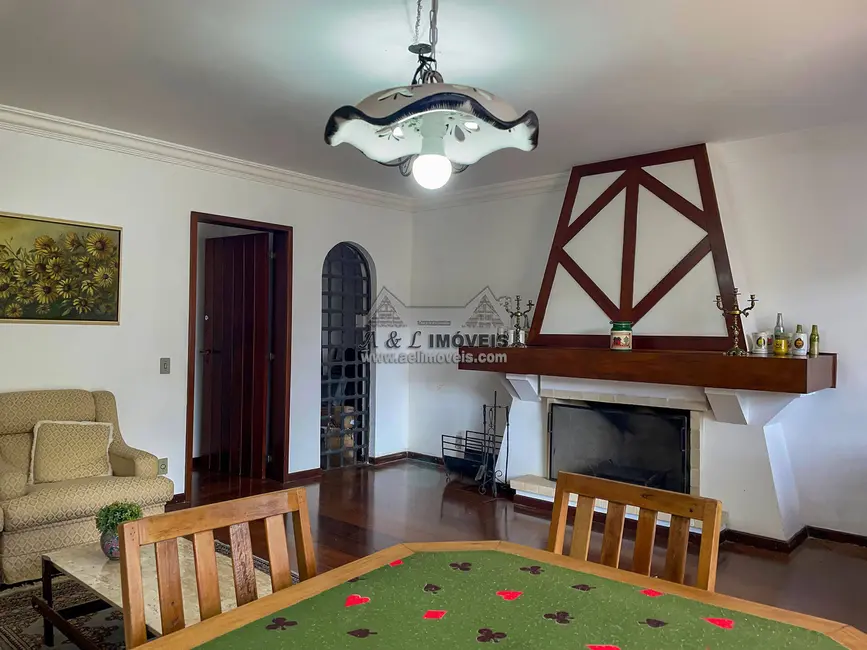 Casa com 4 quartos à venda, 315m2 em Campos Do Jordao - SP - imagem 4 Foto 4 de Casa com 4 quartos à venda, 315m2 em Campos Do Jordao - SP