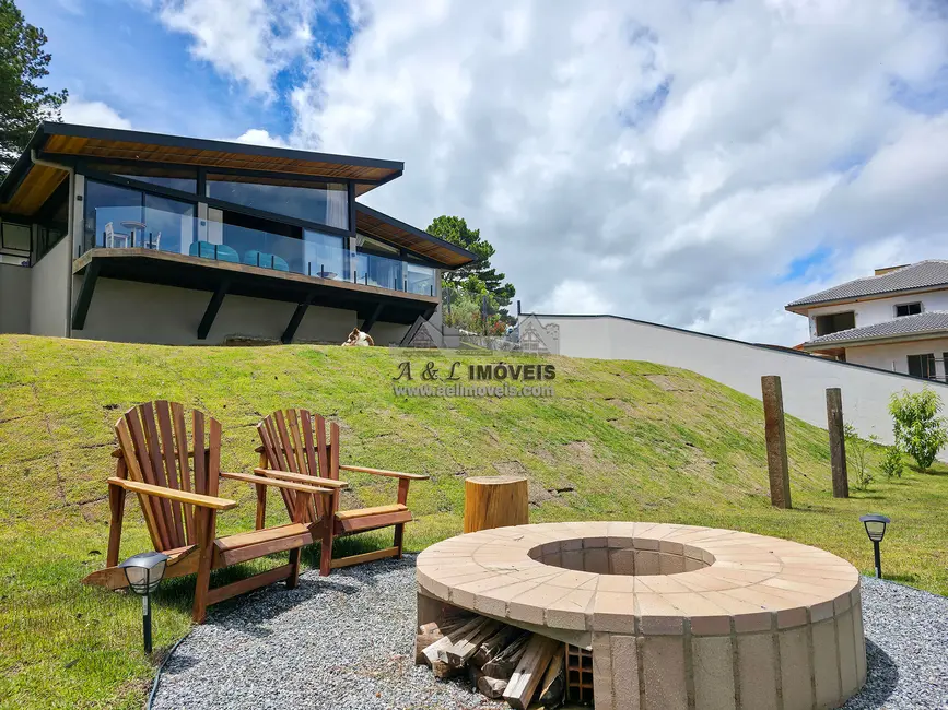 Foto 1 de Casa com 3 quartos à venda, 200m2 em Campos Do Jordao - SP