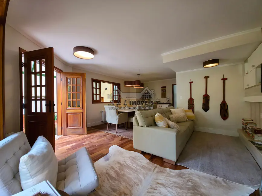 Foto 1 de Casa de Condomínio com 4 quartos à venda, 161m2 em Campos Do Jordao - SP