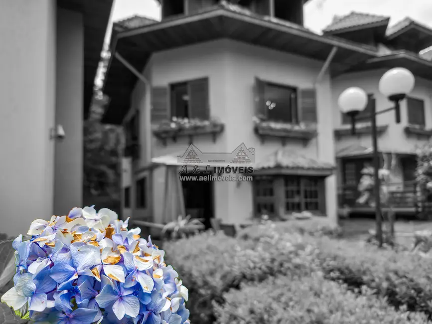 Foto 3 de Casa de Condomínio com 4 quartos à venda, 161m2 em Campos Do Jordao - SP