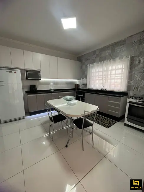 Sobrado com 3 quartos à venda, 207m2 em São João Clímaco, São Paulo - SP - imagem 5 Foto 5 de Sobrado com 3 quartos à venda, 207m2 em São João Clímaco, São Paulo - SP