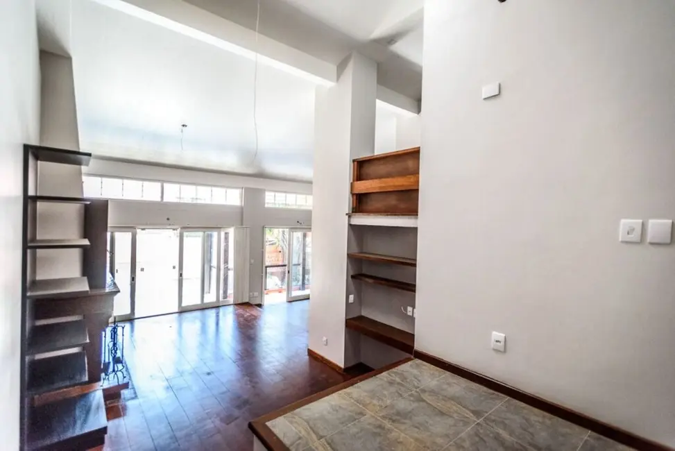 Casa com 4 quartos à venda, 337m2 em Passo da Areia, Porto Alegre - RS - imagem 7 Foto 7 de Casa com 4 quartos à venda, 337m2 em Passo da Areia, Porto Alegre - RS