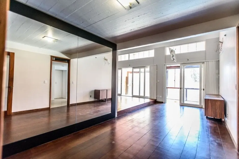 Casa com 4 quartos à venda, 337m2 em Passo da Areia, Porto Alegre - RS - imagem 3 Foto 3 de Casa com 4 quartos à venda, 337m2 em Passo da Areia, Porto Alegre - RS