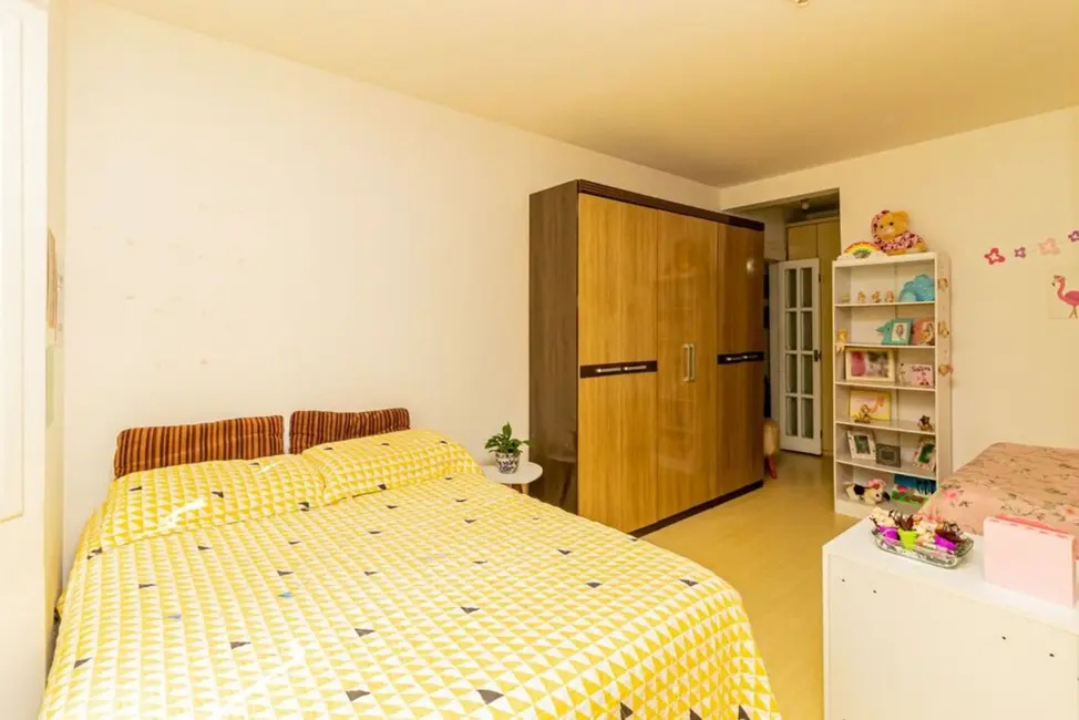 Casa com 6 quartos à venda, 337m2 em São Sebastião, Porto Alegre - RS - imagem 9 Foto 9 de Casa com 6 quartos à venda, 337m2 em São Sebastião, Porto Alegre - RS