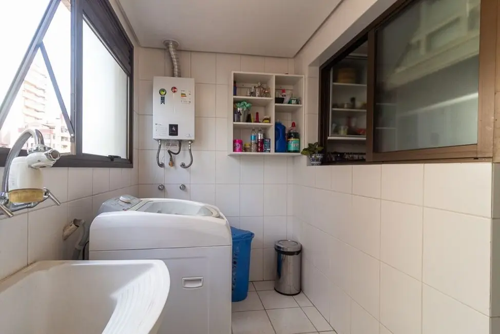 Apartamento com 3 quartos à venda, 148m2 em Higienópolis, Porto Alegre - RS - imagem 8 Foto 8 de Apartamento com 3 quartos à venda, 148m2 em Higienópolis, Porto Alegre - RS