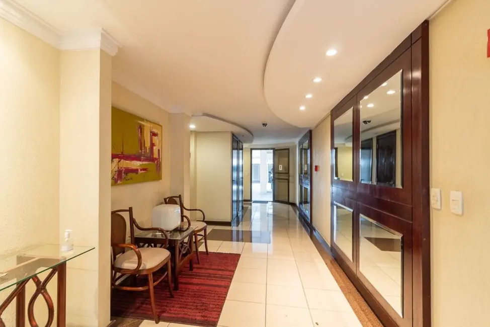 Apartamento com 3 quartos à venda, 148m2 em Higienópolis, Porto Alegre - RS - imagem 3 Foto 3 de Apartamento com 3 quartos à venda, 148m2 em Higienópolis, Porto Alegre - RS