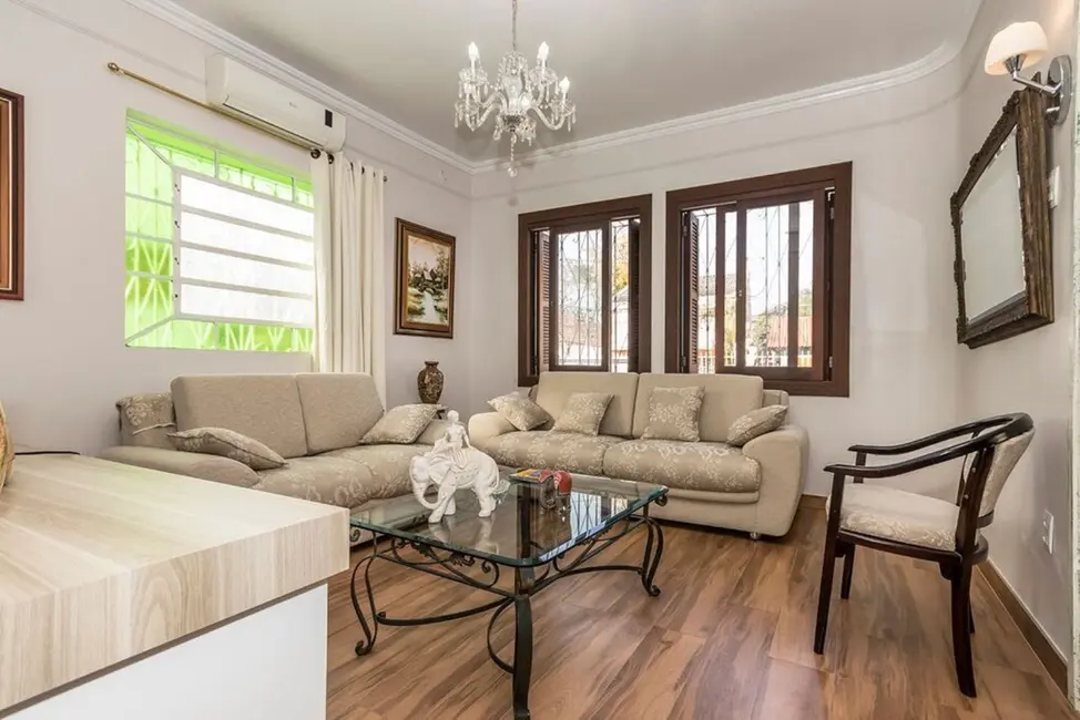 Casa com 3 quartos à venda, 250m2 em Partenon, Porto Alegre - RS - imagem 3 Foto 3 de Casa com 3 quartos à venda, 250m2 em Partenon, Porto Alegre - RS