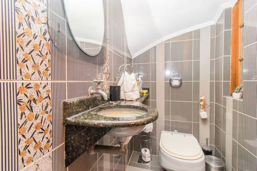 Casa com 4 quartos à venda, 336m2 em Passo da Areia, Porto Alegre - RS - imagem 3 Foto 3 de Casa com 4 quartos à venda, 336m2 em Passo da Areia, Porto Alegre - RS