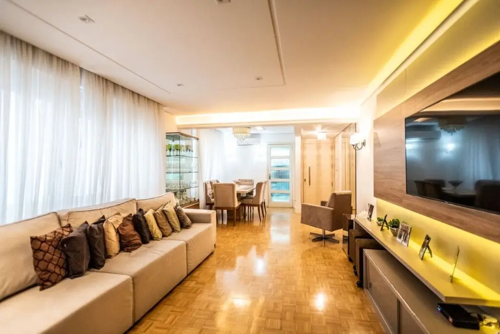 Apartamento com 3 quartos à venda, 110m2 em Centro Histórico, Porto Alegre - RS - imagem 4 Foto 4 de Apartamento com 3 quartos à venda, 110m2 em Centro Histórico, Porto Alegre - RS