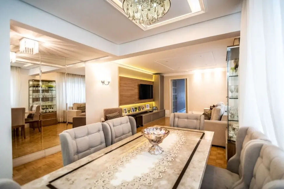 Apartamento com 3 quartos à venda, 110m2 em Centro Histórico, Porto Alegre - RS - imagem 6 Foto 6 de Apartamento com 3 quartos à venda, 110m2 em Centro Histórico, Porto Alegre - RS