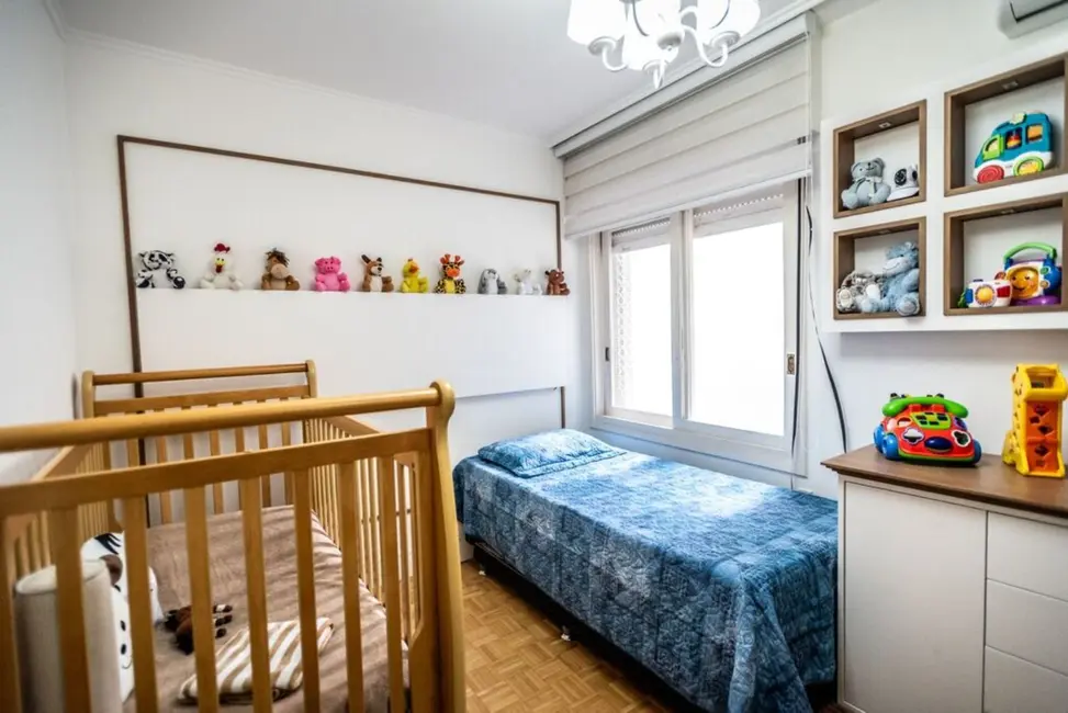 Apartamento com 3 quartos à venda, 110m2 em Centro Histórico, Porto Alegre - RS - imagem 9 Foto 9 de Apartamento com 3 quartos à venda, 110m2 em Centro Histórico, Porto Alegre - RS