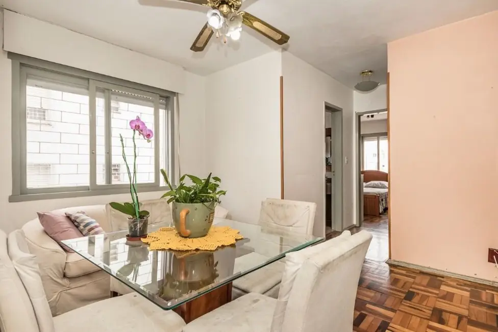 Foto 2 de Apartamento com 2 quartos à venda, 55m2 em Passo da Areia, Porto Alegre - RS