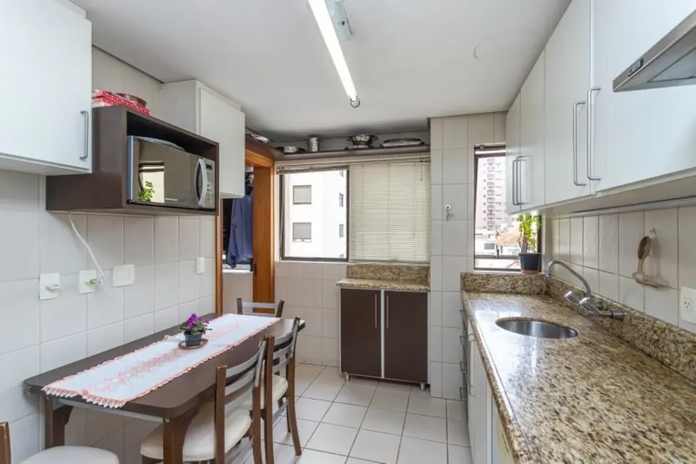 Apartamento com 3 quartos à venda, 145m2 em Rio Branco, Porto Alegre - RS - imagem 9 Foto 9 de Apartamento com 3 quartos à venda, 145m2 em Rio Branco, Porto Alegre - RS