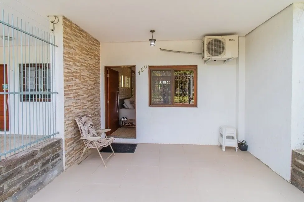 Casa com 2 quartos à venda, 120m2 em Porto Alegre - RS - imagem 3 Foto 3 de Casa com 2 quartos à venda, 120m2 em Porto Alegre - RS