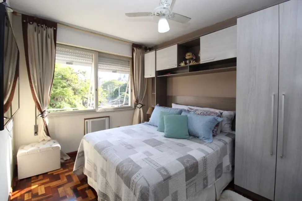 Foto 2 de Apartamento com 2 quartos à venda, 64m2 em Passo da Areia, Porto Alegre - RS