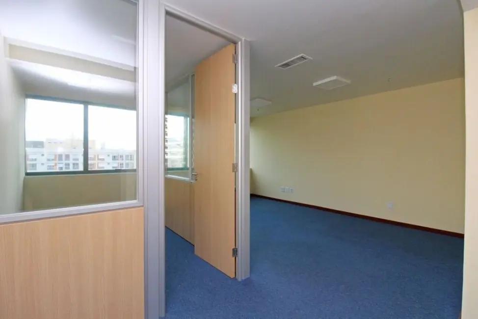 Sala Comercial à venda, 35m2 em Centro Histórico, Porto Alegre - RS - imagem 2 Foto 2 de Sala Comercial à venda, 35m2 em Centro Histórico, Porto Alegre - RS