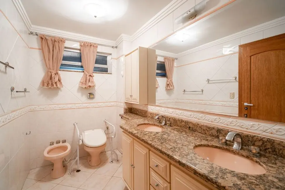 Apartamento com 3 quartos à venda, 169m2 em Independência, Porto Alegre - RS - imagem 7 Foto 7 de Apartamento com 3 quartos à venda, 169m2 em Independência, Porto Alegre - RS