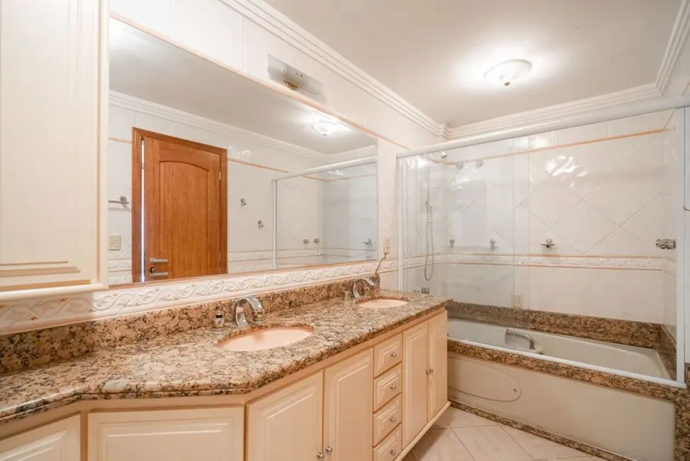 Apartamento com 3 quartos à venda, 169m2 em Independência, Porto Alegre - RS - imagem 6 Foto 6 de Apartamento com 3 quartos à venda, 169m2 em Independência, Porto Alegre - RS