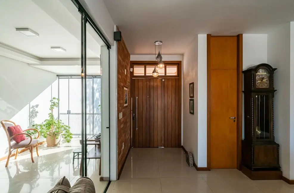Casa com 3 quartos à venda, 326m2 em Medianeira, Porto Alegre - RS - imagem 4 Foto 4 de Casa com 3 quartos à venda, 326m2 em Medianeira, Porto Alegre - RS