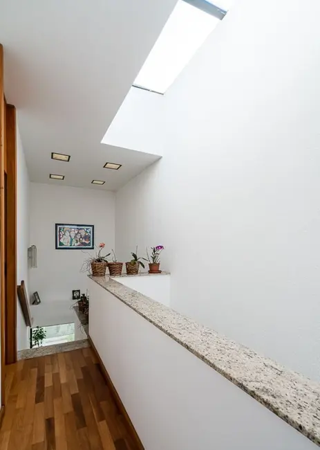 Casa com 3 quartos à venda, 326m2 em Medianeira, Porto Alegre - RS - imagem 6 Foto 6 de Casa com 3 quartos à venda, 326m2 em Medianeira, Porto Alegre - RS