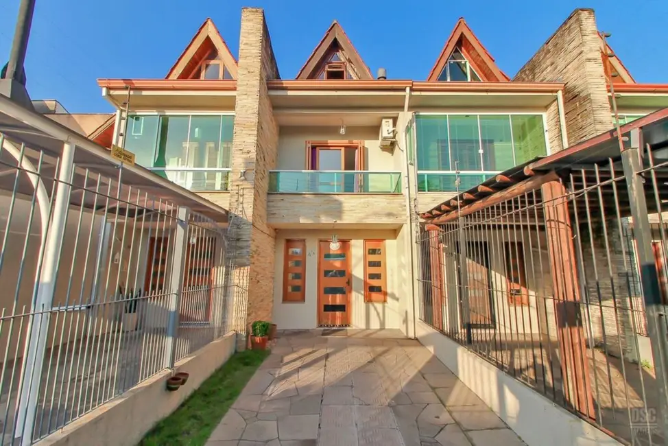 Casa com 3 quartos à venda, 118m2 em Porto Alegre - RS - imagem 1 Foto 1 de Casa com 3 quartos à venda, 118m2 em Porto Alegre - RS