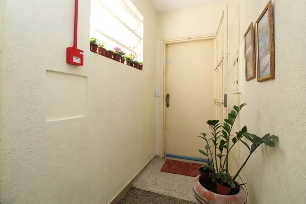 Apartamento com 2 quartos à venda, 61m2 em Santa Cecília, Porto Alegre - RS - imagem 2 Foto 2 de Apartamento com 2 quartos à venda, 61m2 em Santa Cecília, Porto Alegre - RS