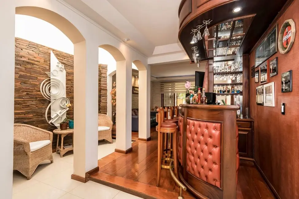 Casa com 5 quartos à venda, 381m2 em Jardim Lindóia, Porto Alegre - RS - imagem 3 Foto 3 de Casa com 5 quartos à venda, 381m2 em Jardim Lindóia, Porto Alegre - RS