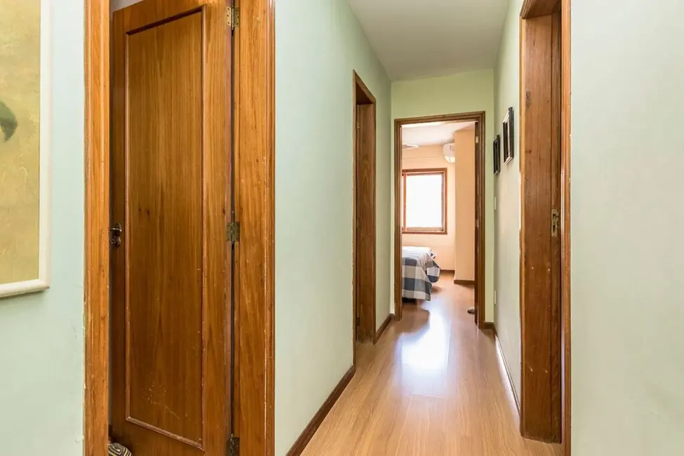 Casa com 5 quartos à venda, 381m2 em Jardim Lindóia, Porto Alegre - RS - imagem 6 Foto 6 de Casa com 5 quartos à venda, 381m2 em Jardim Lindóia, Porto Alegre - RS