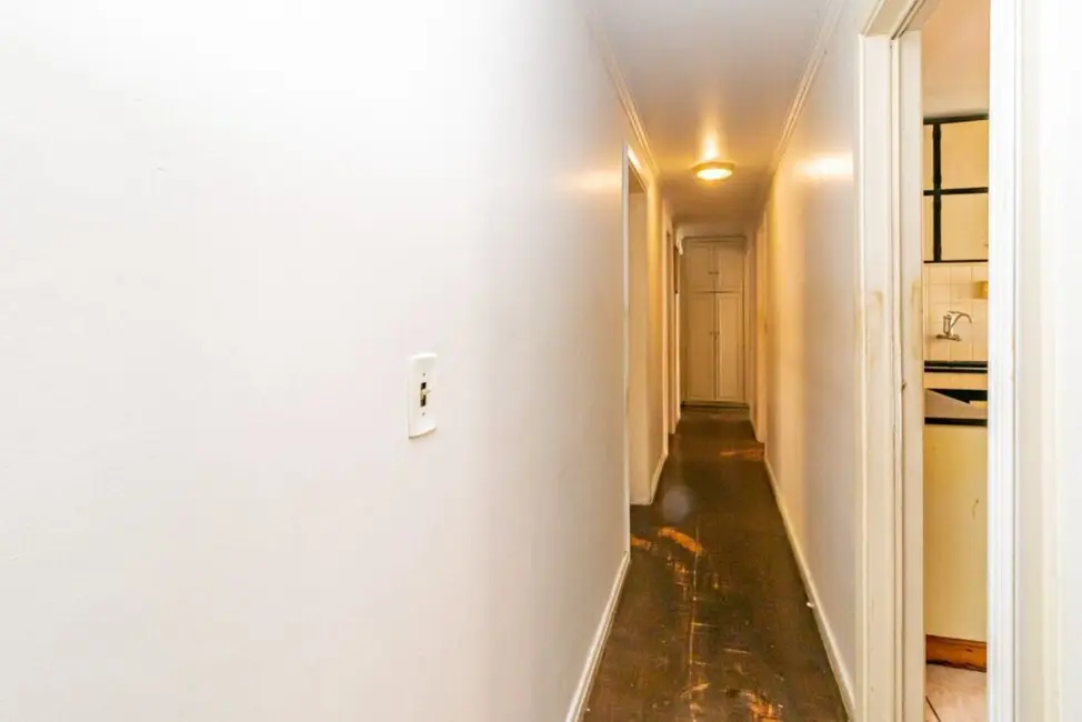 Apartamento com 3 quartos à venda, 145m2 em Centro Histórico, Porto Alegre - RS - imagem 8 Foto 8 de Apartamento com 3 quartos à venda, 145m2 em Centro Histórico, Porto Alegre - RS