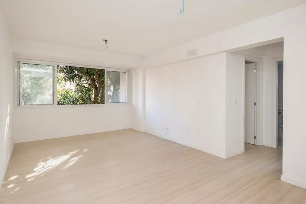 Foto 2 de Apartamento com 2 quartos à venda, 80m2 em Passo da Areia, Porto Alegre - RS