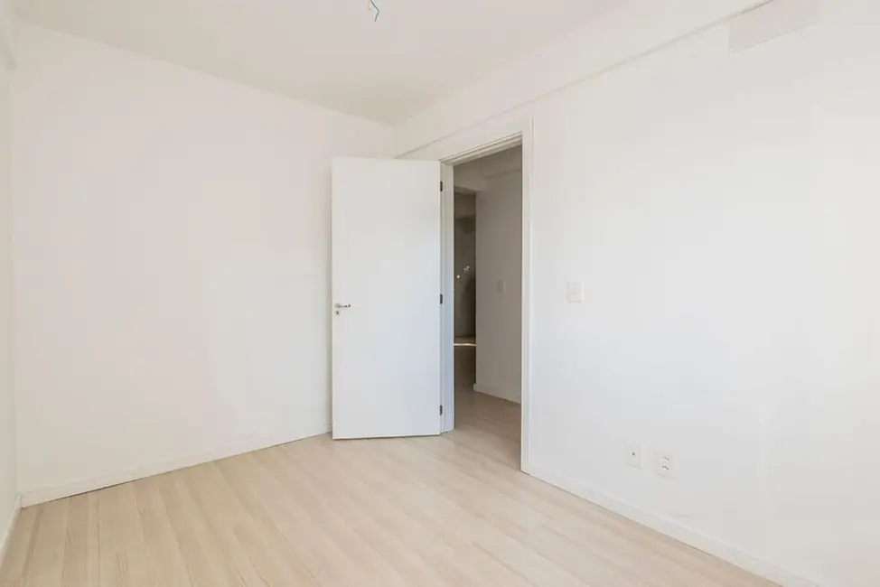 Apartamento com 2 quartos à venda, 80m2 em Passo da Areia, Porto Alegre - RS - imagem 8 Foto 8 de Apartamento com 2 quartos à venda, 80m2 em Passo da Areia, Porto Alegre - RS