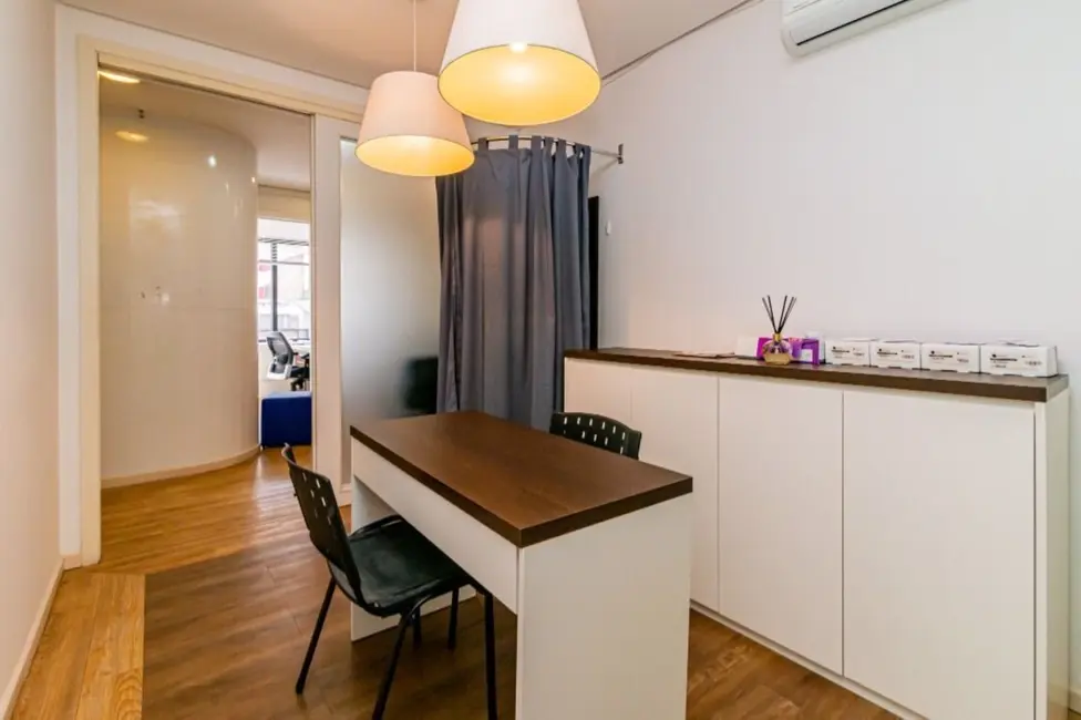 Sala Comercial à venda, 137m2 em Moinhos de Vento, Porto Alegre - RS - imagem 3 Foto 3 de Sala Comercial à venda, 137m2 em Moinhos de Vento, Porto Alegre - RS
