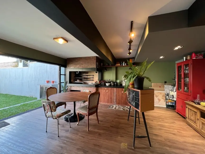 Casa com 4 quartos à venda, 240m2 em Jardim Europa, Porto Alegre - RS - imagem 5 Foto 5 de Casa com 4 quartos à venda, 240m2 em Jardim Europa, Porto Alegre - RS