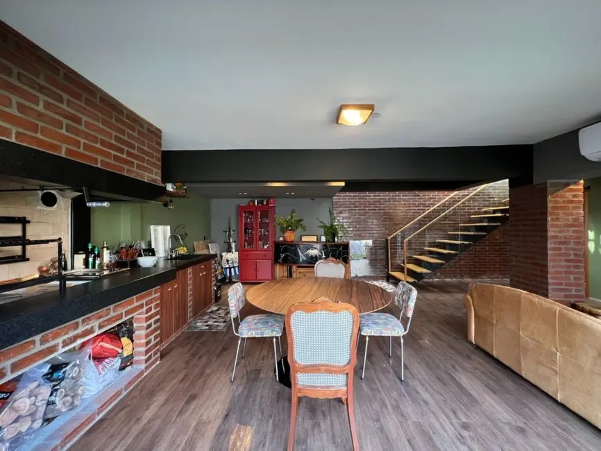 Casa com 4 quartos à venda, 240m2 em Jardim Europa, Porto Alegre - RS - imagem 6 Foto 6 de Casa com 4 quartos à venda, 240m2 em Jardim Europa, Porto Alegre - RS