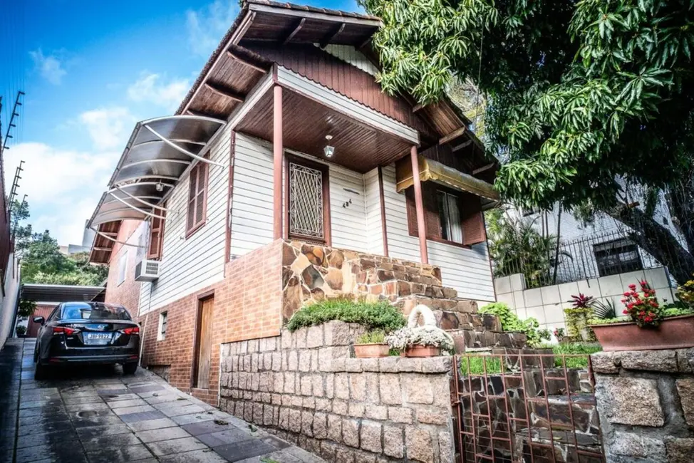 Casa com 3 quartos à venda, 190m2 em Camaquã, Porto Alegre - RS - imagem 1 Foto 1 de Casa com 3 quartos à venda, 190m2 em Camaquã, Porto Alegre - RS