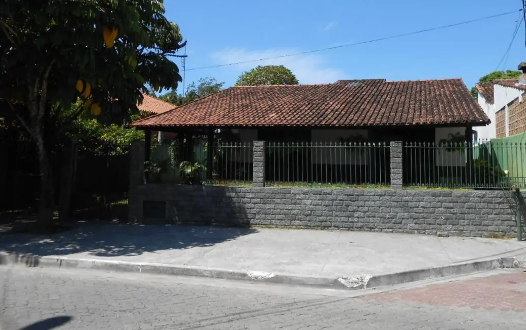 Foto 2 de Casa com 5 quartos à venda, 225m2 em Centro, Rio Das Ostras - RJ