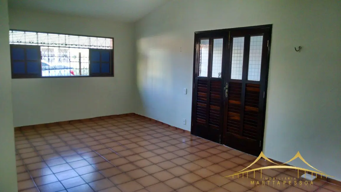Foto 1 de Casa com 3 quartos para alugar, 180m2 em Candelária, Natal - RN