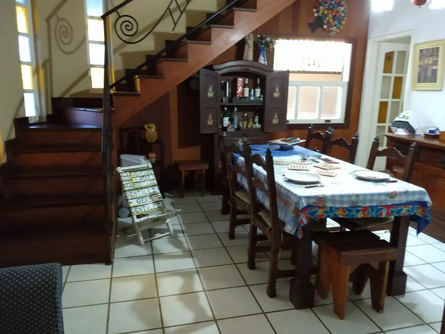 Foto 2 de Casa com 4 quartos à venda, 300m2 em Braga, Cabo Frio - RJ