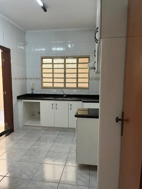 Casa com 3 quartos para alugar, 250m2 em Jardim Regina, Indaiatuba - SP - imagem 4 Foto 4 de Casa com 3 quartos para alugar, 250m2 em Jardim Regina, Indaiatuba - SP