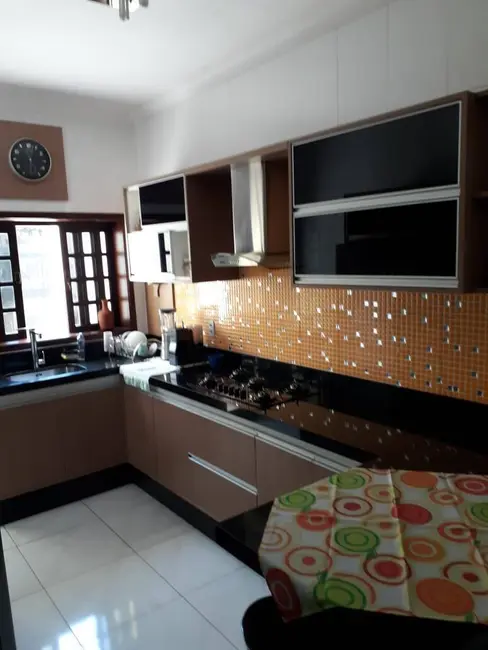 Foto 3 de Sobrado com 3 quartos à venda, 295m2 em Beira Rio II, Guaratingueta - SP