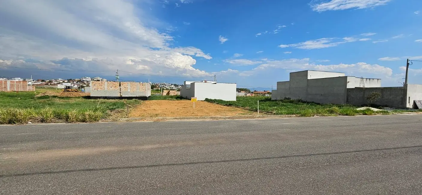 Foto 4 de Terreno / Lote à venda, 250m2 em Guaratingueta - SP