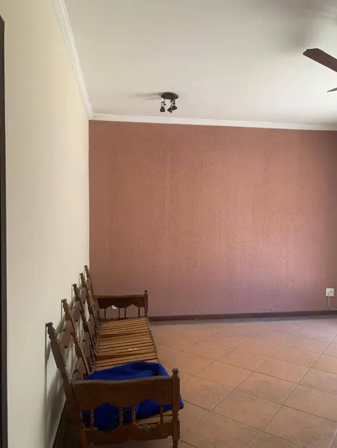Foto 3 de Casa com 3 quartos à venda, 185m2 em Vila Paraíba, Guaratingueta - SP