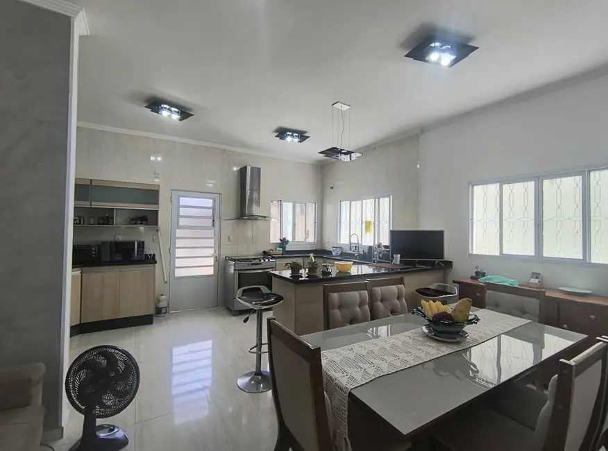 Foto 4 de Sobrado com 3 quartos para alugar, 500m2 em Centro, Guaratingueta - SP