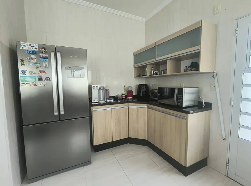 Foto 1 de Sobrado com 3 quartos para alugar, 500m2 em Centro, Guaratingueta - SP