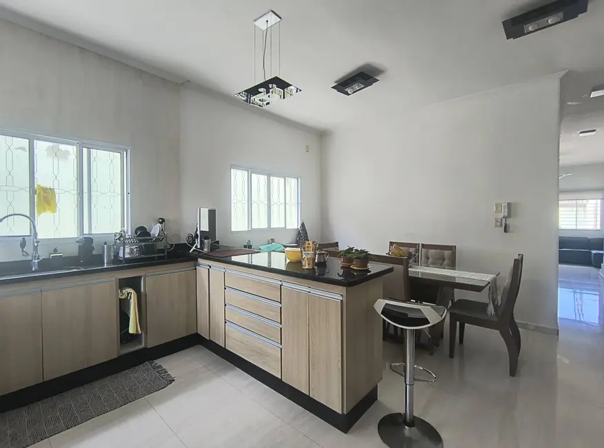 Foto 3 de Sobrado com 3 quartos para alugar, 500m2 em Centro, Guaratingueta - SP