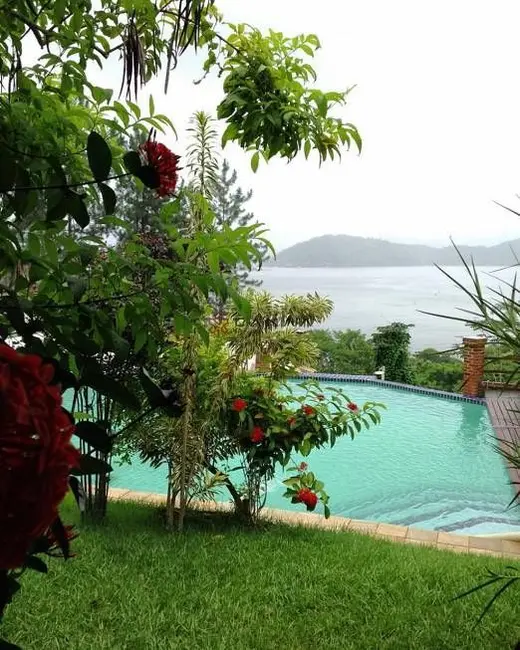 Casa com 5 quartos à venda, 450m2 em Enseada, Angra Dos Reis - RJ - imagem 2 Foto 2 de Casa com 5 quartos à venda, 450m2 em Enseada, Angra Dos Reis - RJ