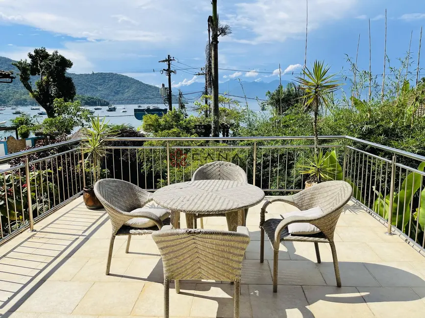 Casa com 5 quartos à venda, 250m2 em Angra Dos Reis - RJ - imagem 3 Foto 3 de Casa com 5 quartos à venda, 250m2 em Angra Dos Reis - RJ