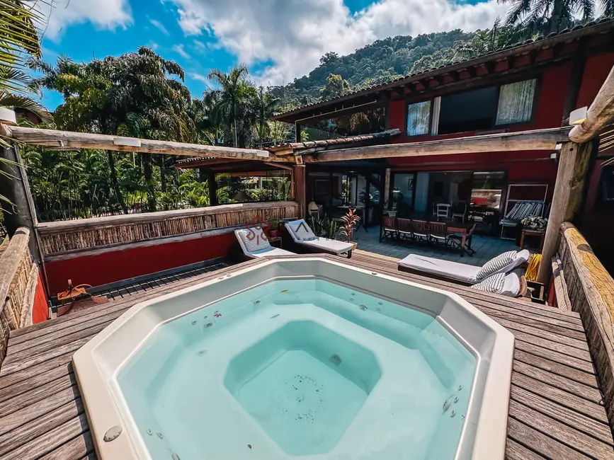 Casa de Condomínio com 5 quartos para alugar, 431m2 em Mombaça, Angra Dos Reis - RJ - imagem 3 Foto 3 de Casa de Condomínio com 5 quartos para alugar, 431m2 em Mombaça, Angra Dos Reis - RJ