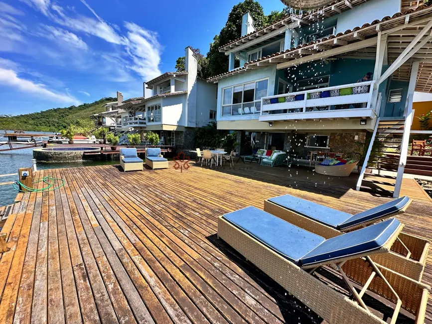 Casa de Condomínio com 8 quartos para alugar, 500m2 em Itanema (Cunhambebe), Angra Dos Reis - RJ - imagem 9 Foto 9 de Casa de Condomínio com 8 quartos para alugar, 500m2 em Itanema (Cunhambebe), Angra Dos Reis - RJ